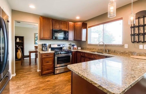 Grapevine House | Walk to Historic Main St | 30+ days stays & pet friendly