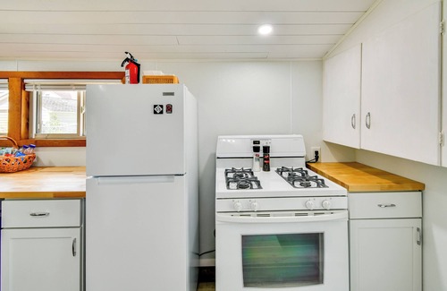 Prudenville Cottage | Walk to Houghton Lake: Cabin w/Fire Pit!