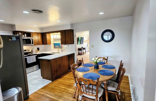 Bloomington House | Walk to IU stadium.Close to Lake Monroe & Griffey Lake & space to park your boat