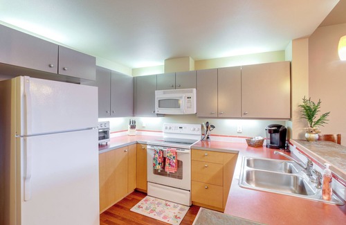 Chelan Apartment | Walk to Lake Chelan: Condo w/ Pool Access