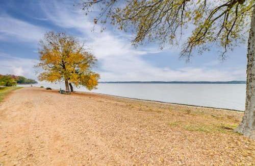 Dover House | Walk to Lake Dover Cabin with Views and Porch