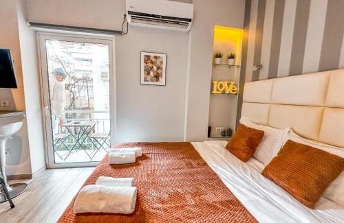 Kinosargous Apartment | Walk to Markets from a Cozy Studio by Cielo Homes