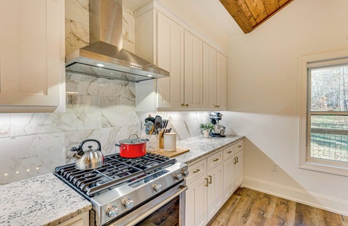 Hayesville Cottage | Walk to Nantahala Forest: Mtn-View Creekside Haven