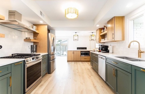 South Bend House | Walk to ND - Sauna+ HotTub + PoolTable - Sleeps Whole Family