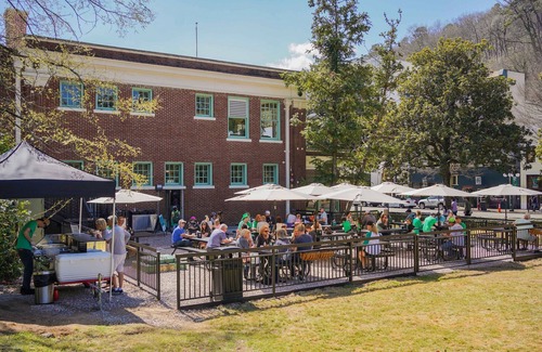 Hot Springs House | Walk to Oaklawn & Bathhouse Row in Downtown Hot Springs Luxury RV in Resort