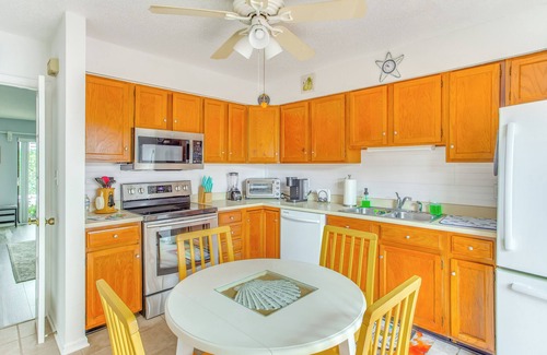 Myrtle Beach Condo | Walk to Ocean: Myrtle Beach Condo w/Deck