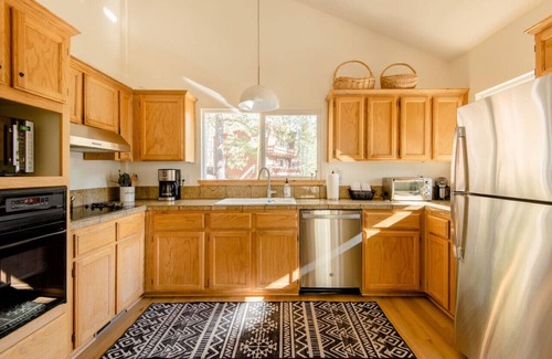 Olympic Valley House | Walk to Palisades Village Pet Friendly 2BR Chalet