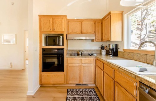 Olympic Valley House | Walk to Palisades Village Pet Friendly 2BR Chalet