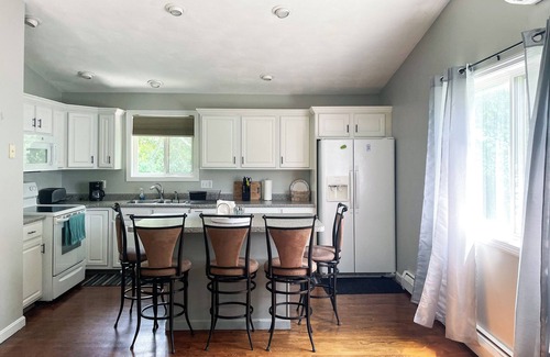 Saunderstown House | Walk to private community beach on Narrow River