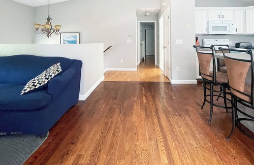 Saunderstown House | Walk to private community beach on Narrow River