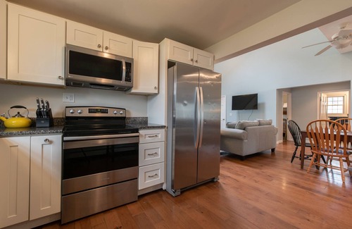 Point Judith House | Walk to Roger Wheeler! Awesome 6 bdrm Home!