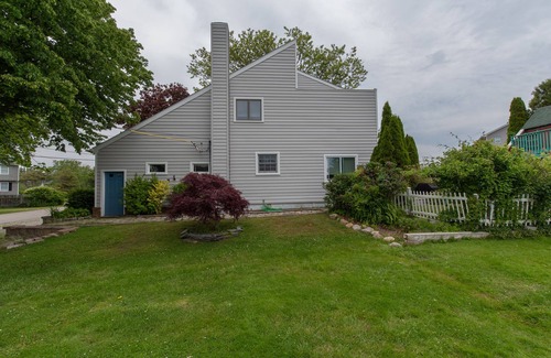 Point Judith House | Walk to Roger Wheeler! Awesome 6 bdrm Home!