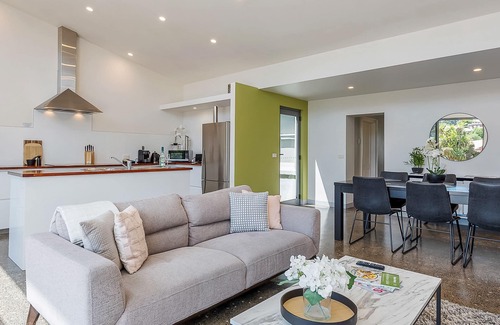 Hobart Central Business District House | Walk to Salamanca! LUX 3 bdm house, on-site parking!