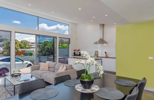 Hobart Central Business District House | Walk to Salamanca! LUX 3 bdm house, on-site parking!