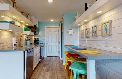Port Aransas Condo | Walk to Sandfest, Shared Pools, Boardwalk to the Beach