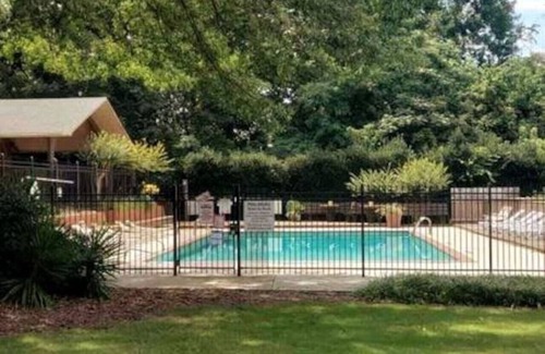 Athens Apartment | Walk to Sanford Stadium/DT w/view Dawg Friendly!