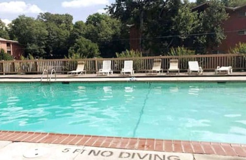 Athens Apartment | Walk to Sanford Stadium/DT w/view Dawg Friendly!