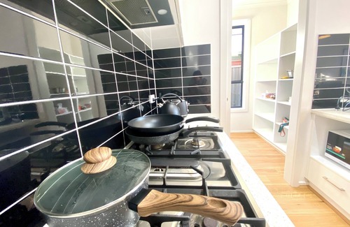 Magil House | Walk to Shops & Dining, 3 Baths, Sleeps 8, Ideal Location in Tranmere Adelaide.