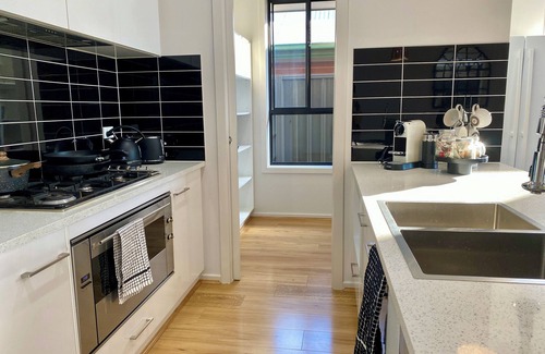 Magil House | Walk to Shops & Dining, 3 Baths, Sleeps 8, Ideal Location in Tranmere Adelaide.