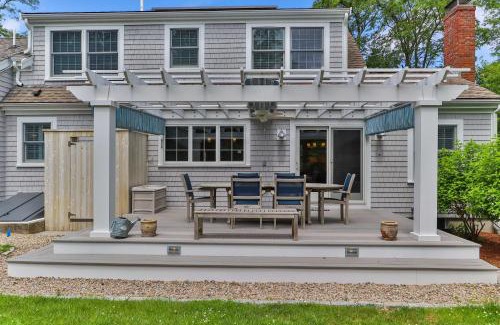 Orleans House | Walk to Skaket Beach Charming Cottage with Deck