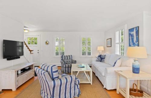 Orleans House | Walk to Skaket Beach Charming Cottage with Deck