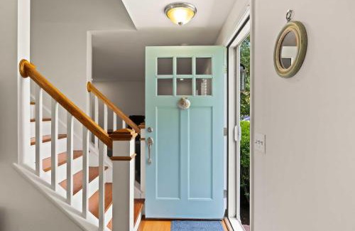 Orleans House | Walk to Skaket Beach Charming Cottage with Deck