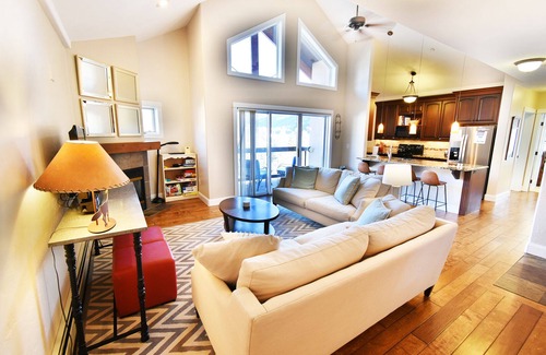 Keystone Condo | WALK to slopes! n3BR, family friendly, pool/hot tub, heated parking, sleeps 8!n