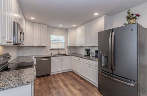 Arlington House | Walk to Stadium | 3BR w/Lush Yard + Patio