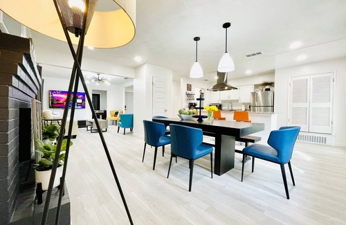 Arlington House | Walk to the AT&T Stadium, Texas Rangers Globe Life Park, Texas Live & many more.