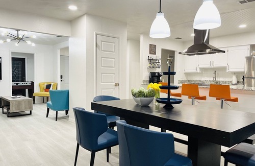 Arlington House | Walk to the AT&T Stadium, Texas Rangers Globe Life Park, Texas Live & many more.