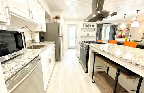 Arlington House | Walk to the AT&T Stadium, Texas Rangers Globe Life Park, Texas Live & many more.