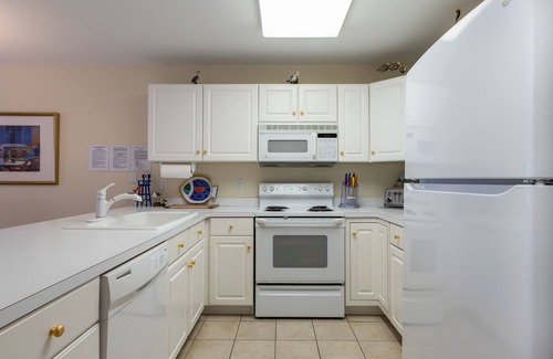 Heron Harbour Isle Condo | Walk to the beach - Condo near the bay with private balcony & pool access