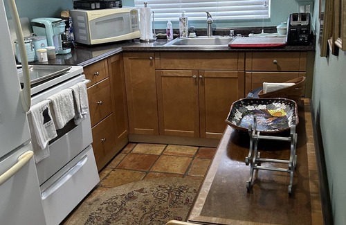 Lake Park Cottage | Walk to the beach! Dogs Welcome!