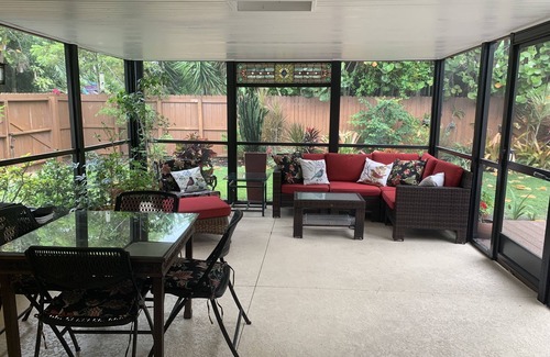 Lake Park Cottage | Walk to the beach! Dogs Welcome!