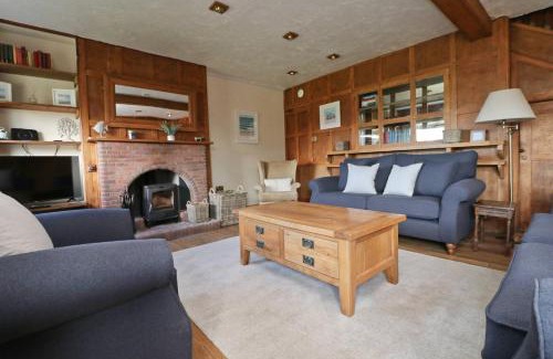 Harlyn House | WALK TO THE BEACH, spacious cottage with sea views