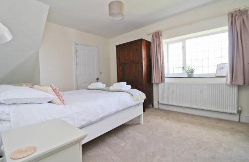 Harlyn House | WALK TO THE BEACH, spacious cottage with sea views