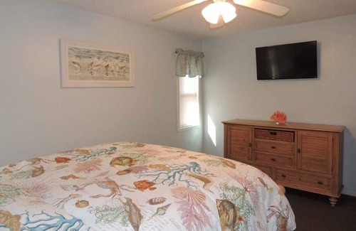 Myrtle Beach Condo | Walk to the Beach Guest Cottage with Full Kitchen!