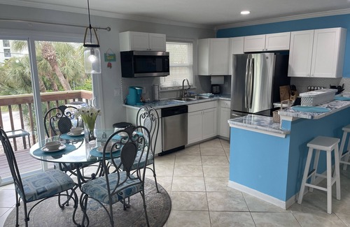 Englewood Apartment | Walk to the Gulf Beach!