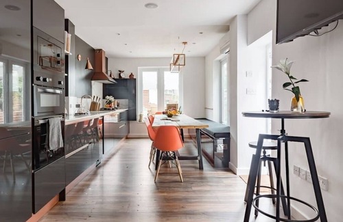 Haringey House | Walk to the Piccadilly Line From a Stunning Family House