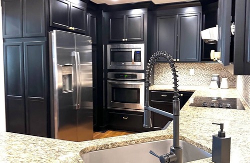 Oxford House | Walk to the Square and the Ole Miss Campus! 3 Kings with Ensuite Bathrooms!