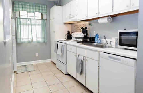 Athens Condo | Walk to the Stadium! Pool, 3 Bed Athens Apartment