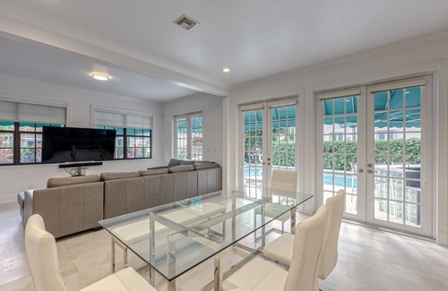East Fort Lauderdale House | Walk to TORTUGA FEST or Downtown on Las Olas! 70 Ft Dock! Sleeps 10-12 LOCATION!