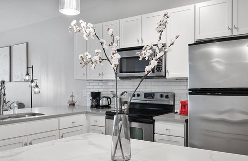 St. Edwards Apartment | Walk to Trendy Shops in SoCo! Comfy Queen Bed, Gym