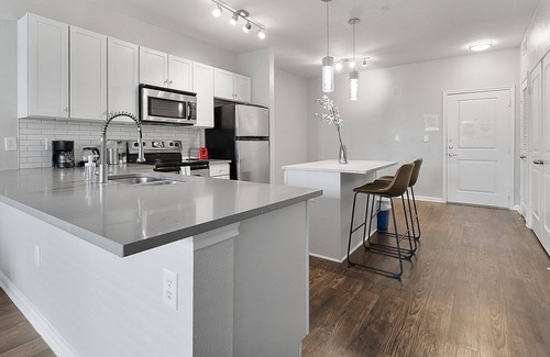 St. Edwards Apartment | Walk to Trendy Shops in SoCo! Comfy Queen Bed, Gym