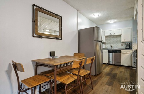 West Campus Apartment | Walk to UT/Cafes/Dining│Free Parking│Cozy Apt Sleeps 4│1BR/1BA
