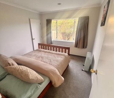 Taradale House | Walk to wineries - Modern retreat