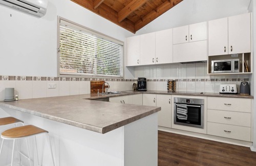 Anglesea House | Walk2Everything is within walking distance of the main shopping centre, cafes, the river, and more.