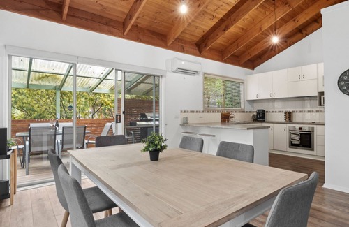 Anglesea House | Walk2Everything is within walking distance of the main shopping centre, cafes, the river, and more.