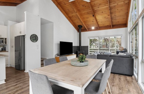 Anglesea House | Walk2Everything is within walking distance of the main shopping centre, cafes, the river, and more.