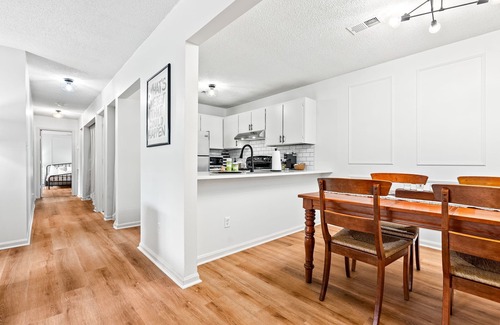 Pickwood Condo | Walkable 3bed with a pool! .9 from AU.